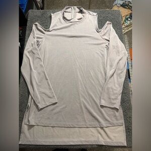 Ro & De Light Gray Cold Shoulder Long Sleeve Shirt- Size M